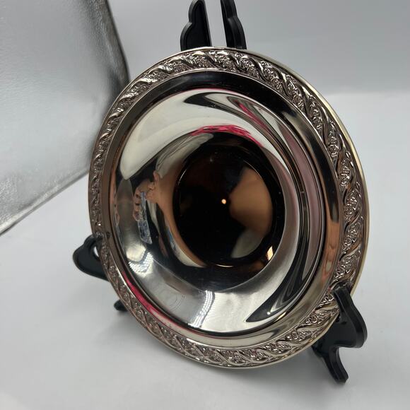 Vintage WM Rogers & Sons Round Silver Plated Serving Tray Spring Flowers #2048 - Picture 2 of 10